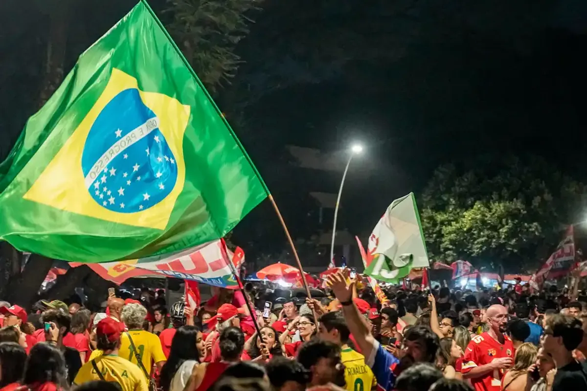 Povo comemora nas ruas a reeleição de Lula. Foto: Reprodução