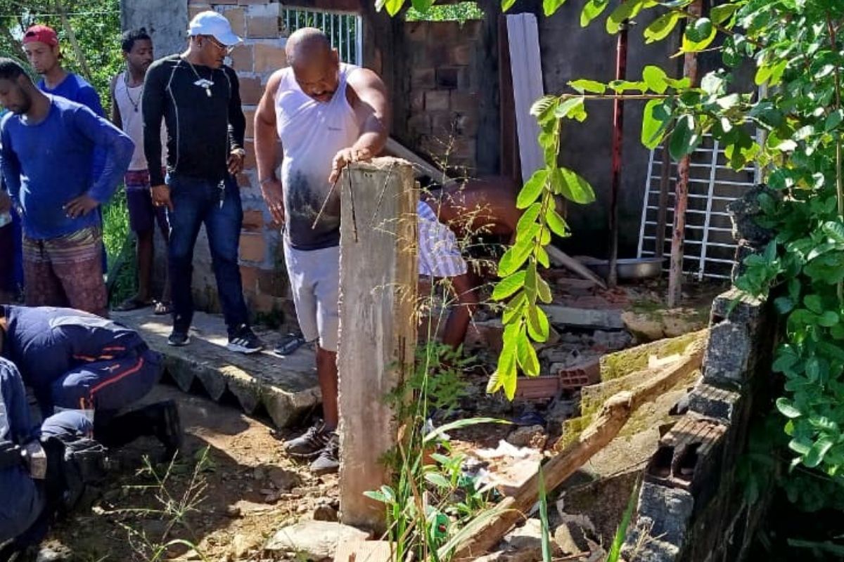 Crian&ccedil;a &eacute; resgatada ap&oacute;s desabamento de escada na Ilha de Itaparica em uma a&ccedil;&atilde;o conjunta do Corpo de Bombeiros e do Samu, nesta sexta-feira. Foto: Corpo de Bombeiros