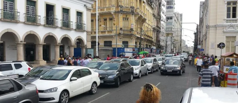 “QUEREMOS TRABALHAR”: Motoristas do Uber chegam à Praça Municipal em carreata; Veja vídeo
