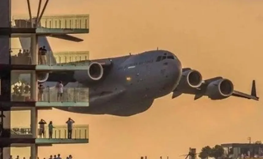Aviões cargueiros fazem show áereo passando entre prédios na Austrália; moradores se assustam 