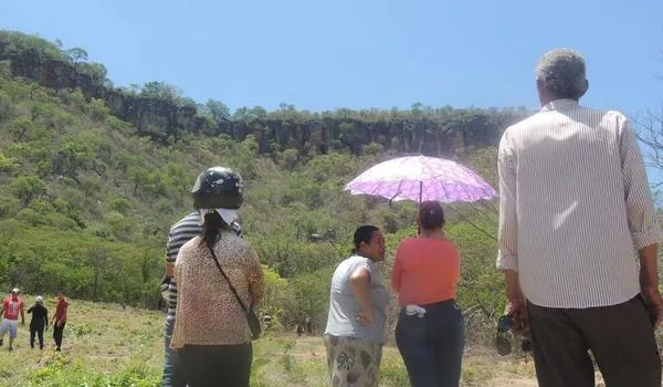Aparição de Nossa Senhora em gruta leva milhares de fiéis a fazenda em MG; confira vídeos