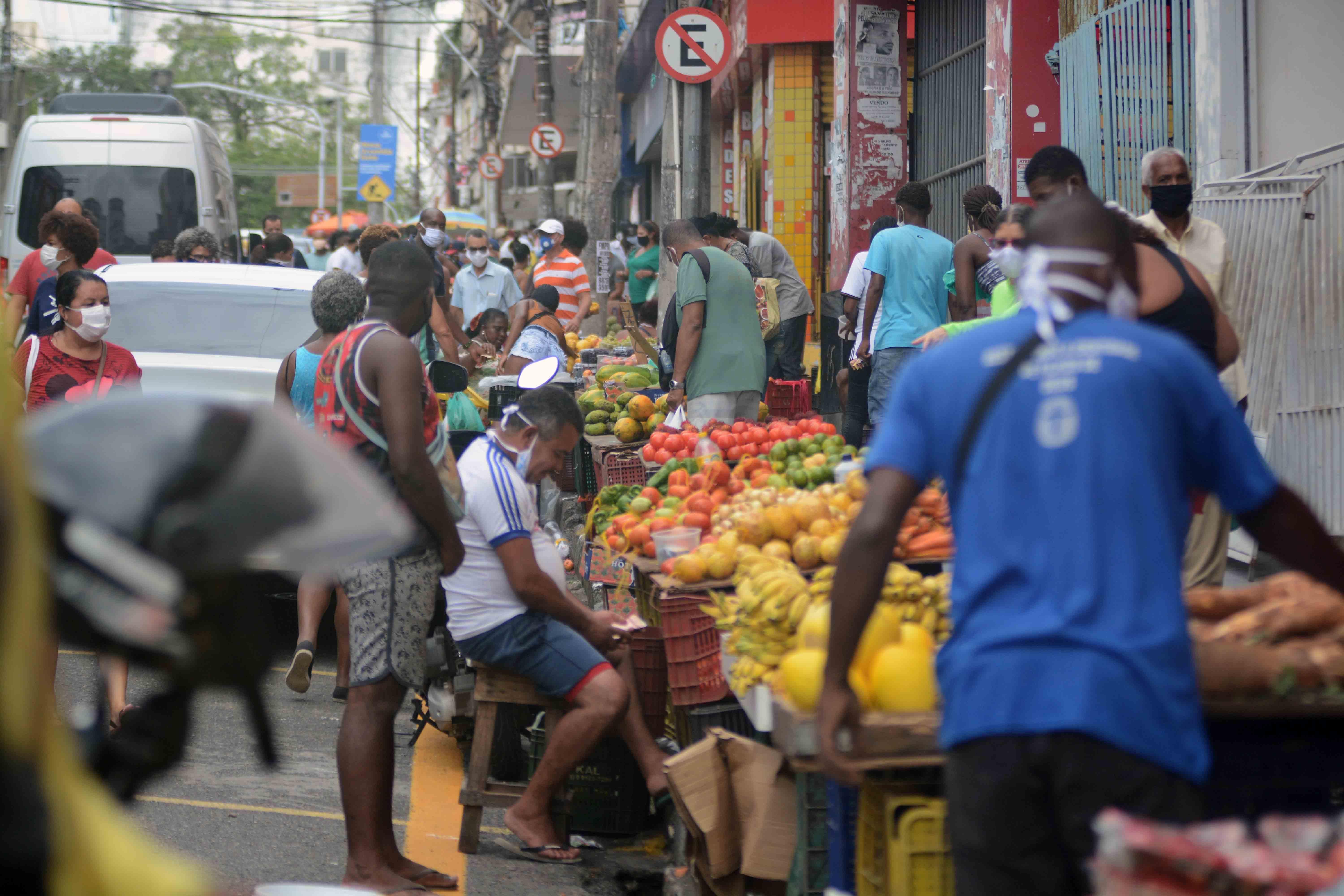 Comércio de rua na Avenida Joana Angélica, em Salvador | Foto: Jefferson Peixoto/Secom