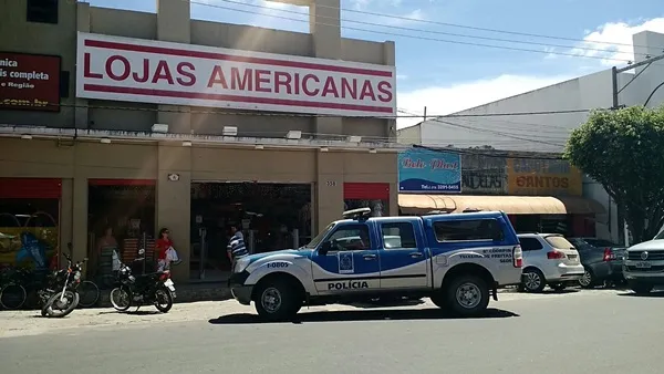 Homens invadem loja e levam cofre em Teixeira de Freitas