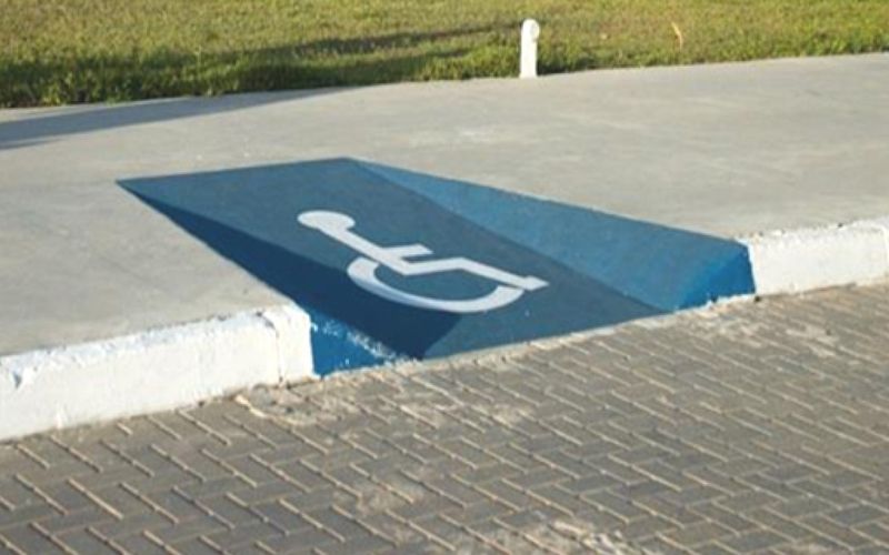 Sem rampas adequadas, pessoas com deficiência, idosos e pais com carrinhos de bebê enfrentam um percurso urbano cheio de barreiras/Foto: Reprodução