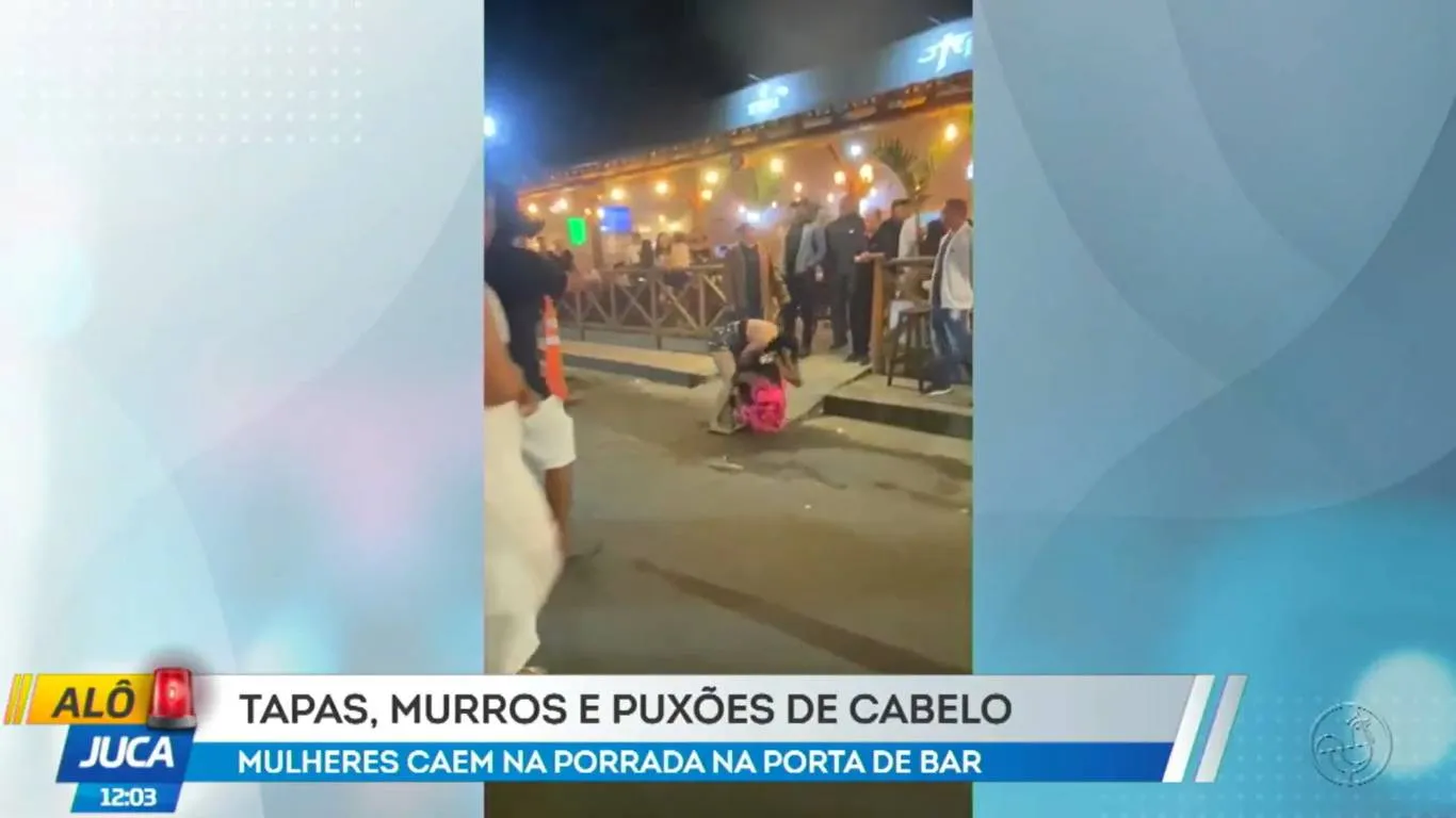 Murros e puxões de cabelo: vídeo mostra mulheres brigando na porta de um bar em Feira de Santana