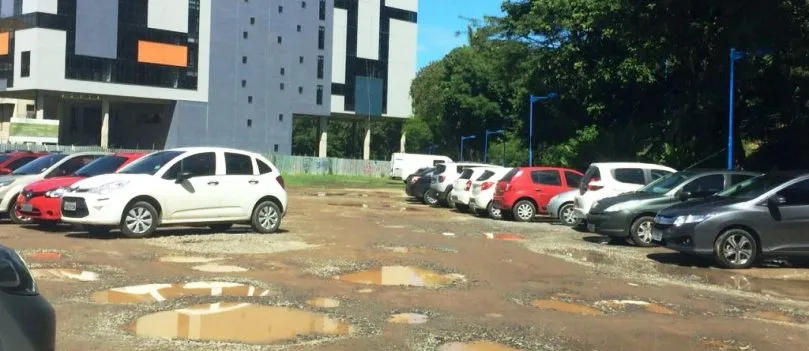 BURACO NA EDUCAÇÃO: Asfalto da Ufba rompe com chuva e se transforma em ‘rali’ para carros