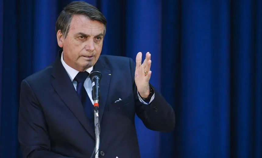 Bolsonaro se afasta do cargo por três dias para fazer cirurgia; Mourão assume