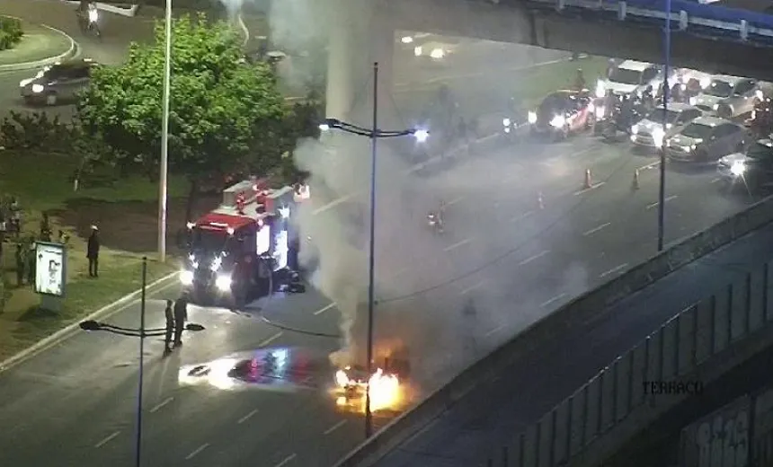 Carro pega fogo avenida ACM e causa engarrafamento