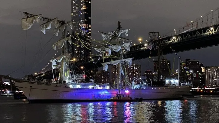 Navio da Marinha do México colide com Ponte do Brooklyn em NY