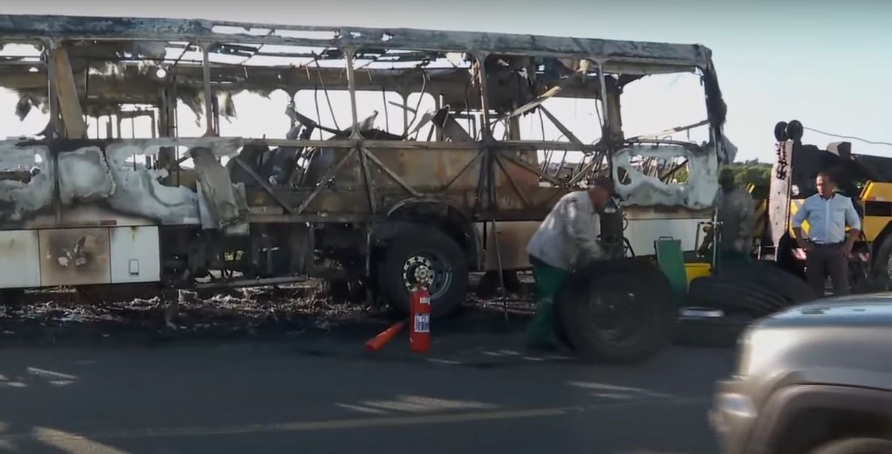Ônibus foi incendiado na madrugada de segunda-feira. Foto: AC Ferreira / TV Aratu