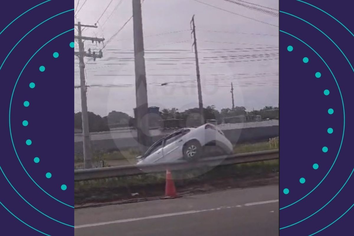 Carro Colide Com Poste Na Via Parafuso Em Cama&ccedil;ari