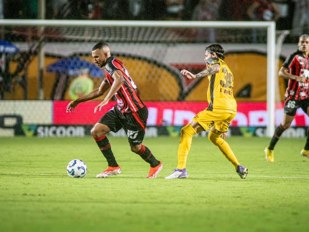 Com gols de Erick, Renzo López e Romarinho, Vitória e Sport empataram. Foto: Victor Ferreira/EC Vitória