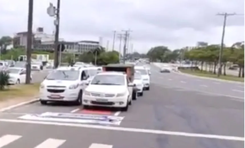 Taxistas fazem carreata pela Av.Paralela pela manutenção de lei sancionada; veja vídeo