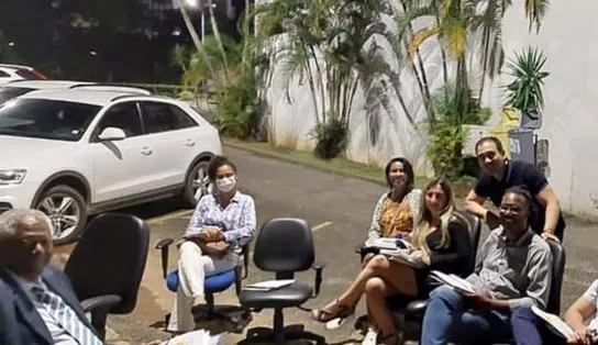 Vereador de Salvador, professor da UFBA dá aula no estacionamento após queda de energia