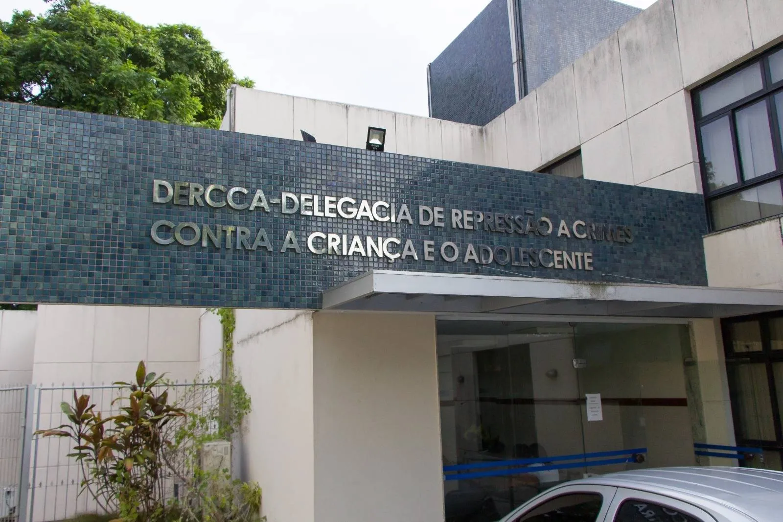 Menina de 12 anos é resgatada de cárcere privado na Boca do Rio; homem foi preso