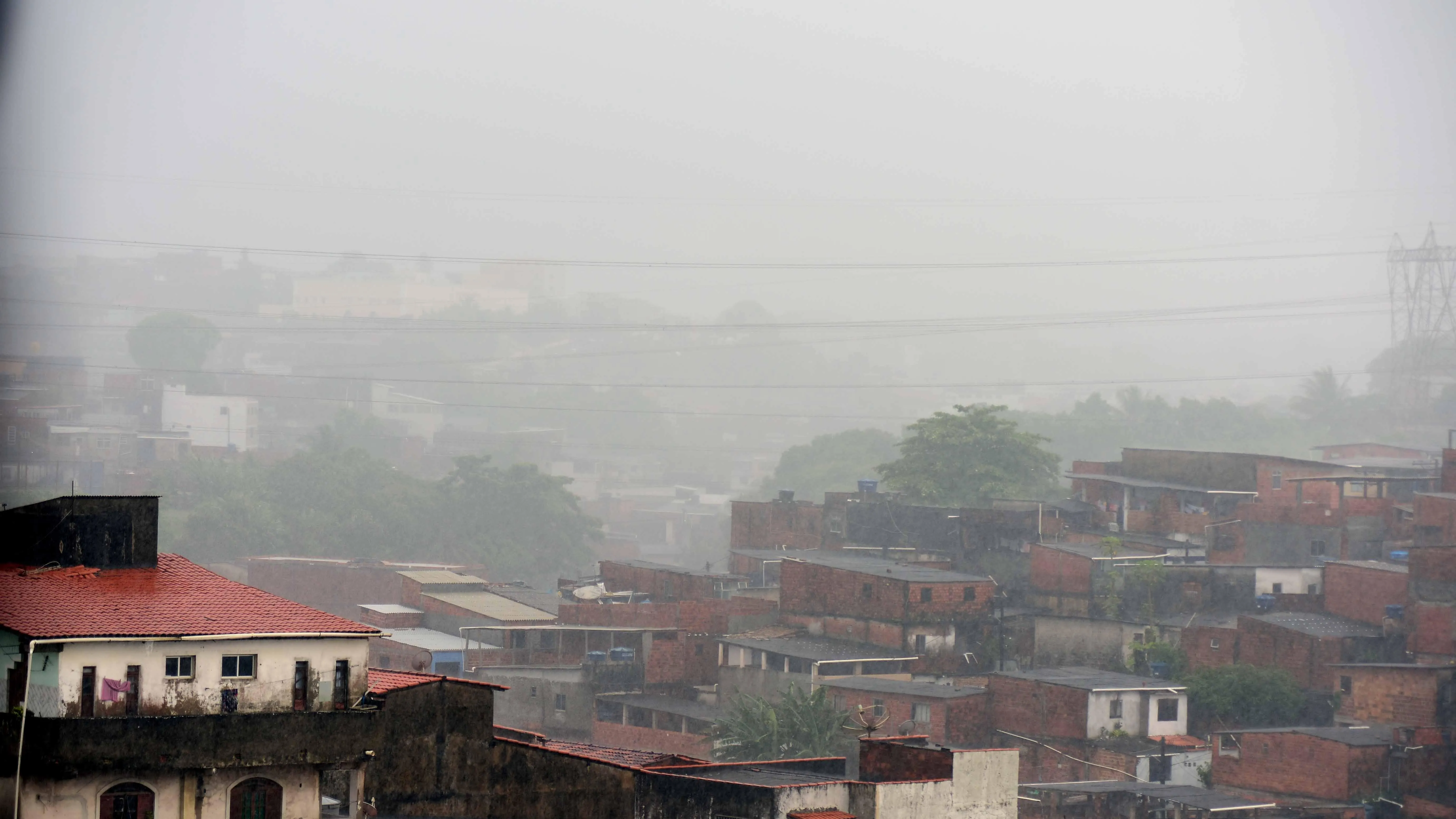 Verão começa neste domingo com pancadas de chuva em Salvador