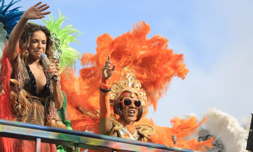 Acompanhada de drags, Daniela comemora 20 anos de ‘Pipoca da Rainha’ no Campo Grande