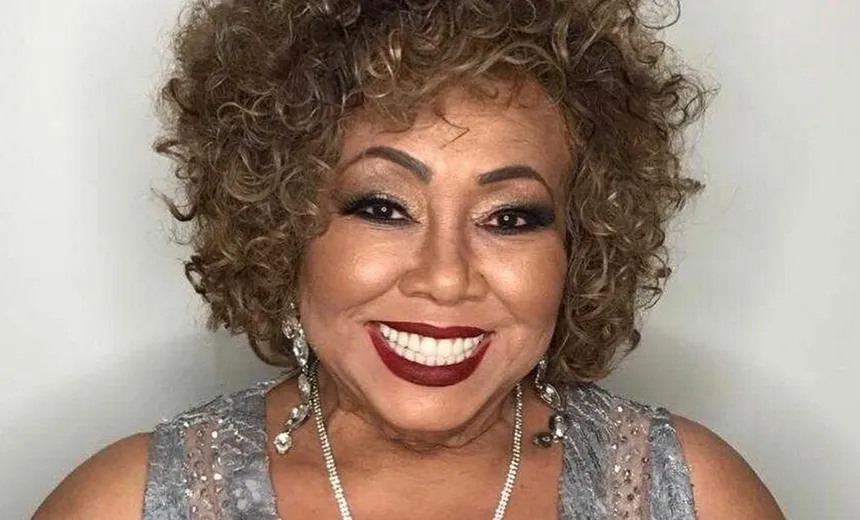 Susto! Alcione cai em escada rolante no Rio de Janeiro