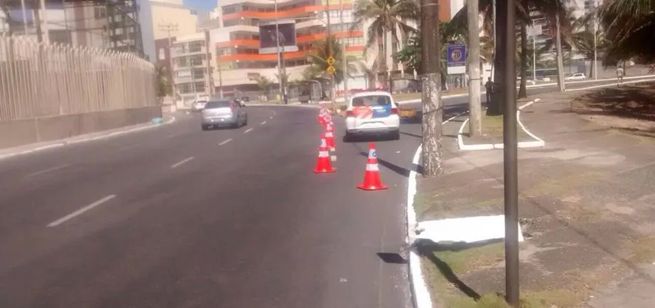 Moradores da Avenida Magalhães Neto reclamam de interdição na via aos finais de semana