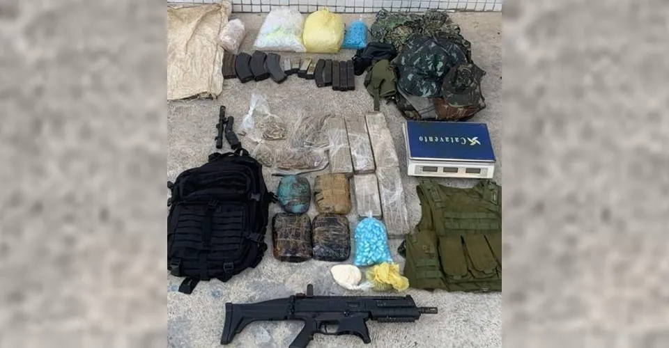 Polícia apreende submetralhadora e grande quantidade de drogas no bairro do Arenoso