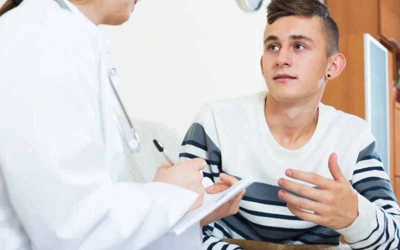 Jovens entre 18 e 29 anos concentram grande parte dos novos casos de ISTs no pa&iacute;s/Foto: iStockphoto/Getty Images