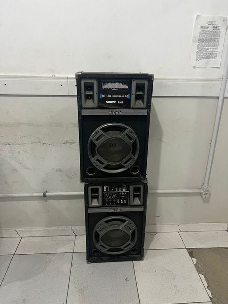 Policiais entraram na casa para apreender equipamento de som após denúncia de poluição sonora