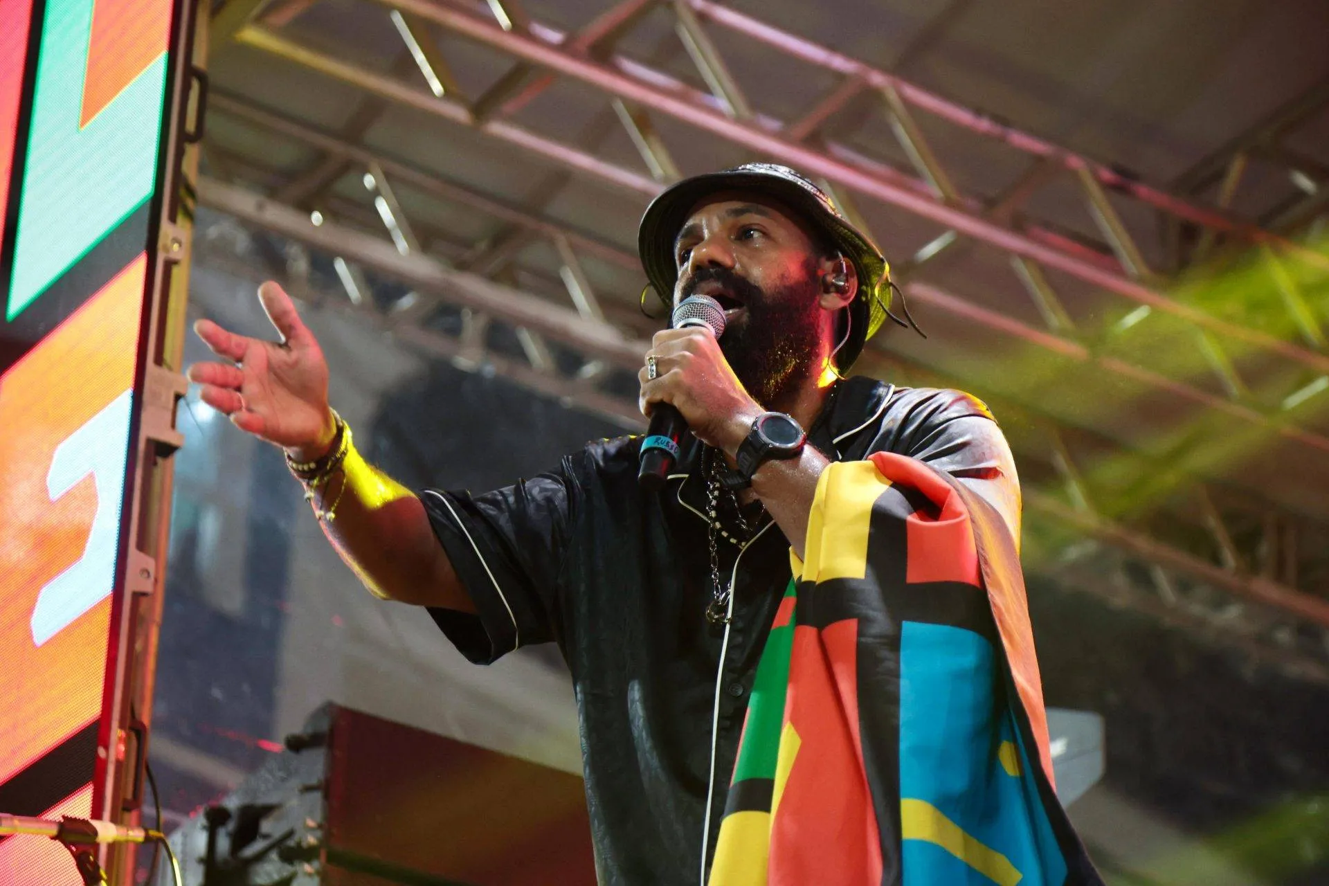 Polícia reage à roda de foliões em show de BaianaSystem e vocalista avisa: 'Ninguém tá matando nem batendo'