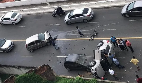 Carro capota após grave acidente envolvendo três veículos na Avenida Contorno 