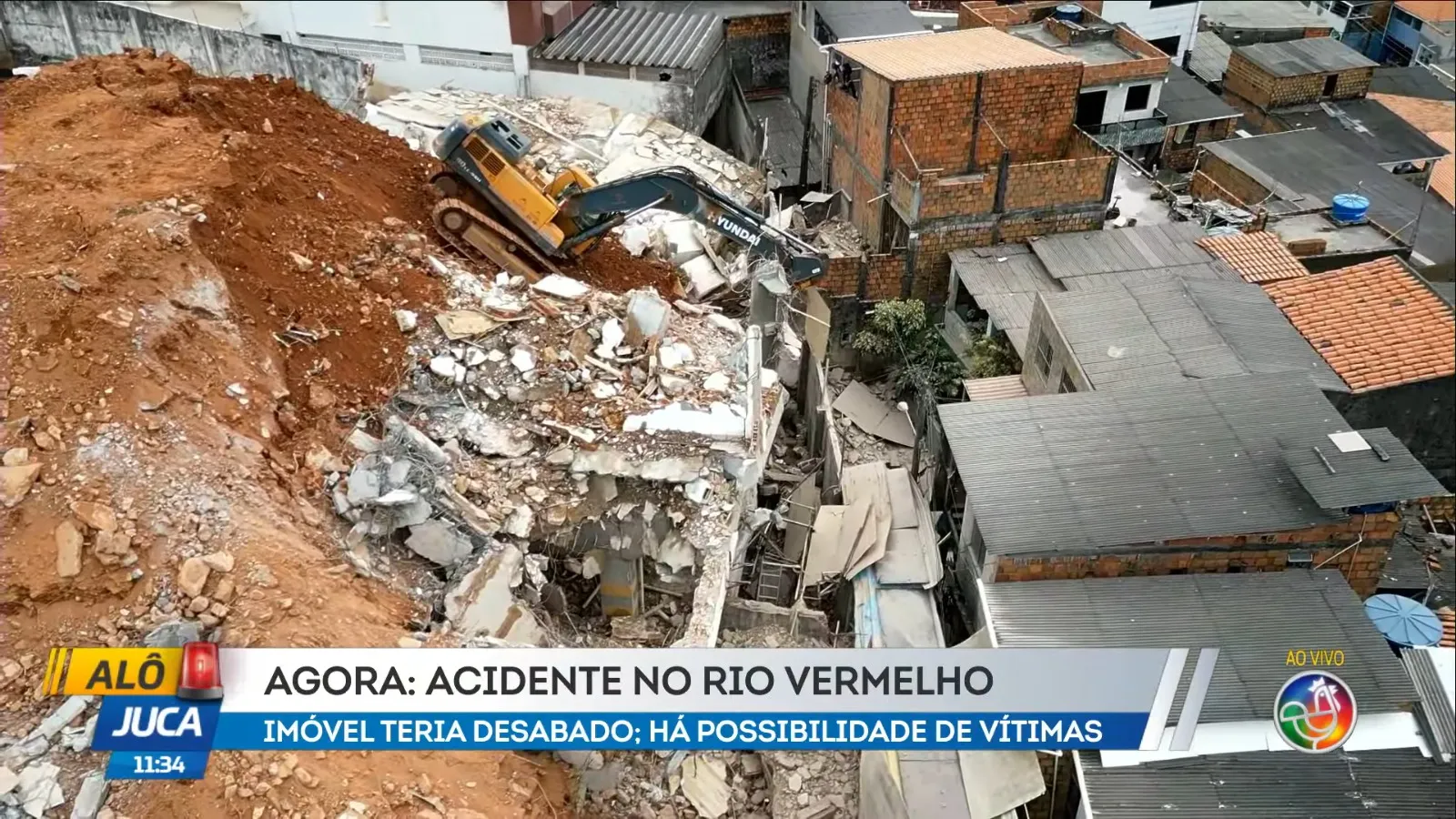 Retroescavadeira atinge casas após desabamento de solo no Rio Vermelho