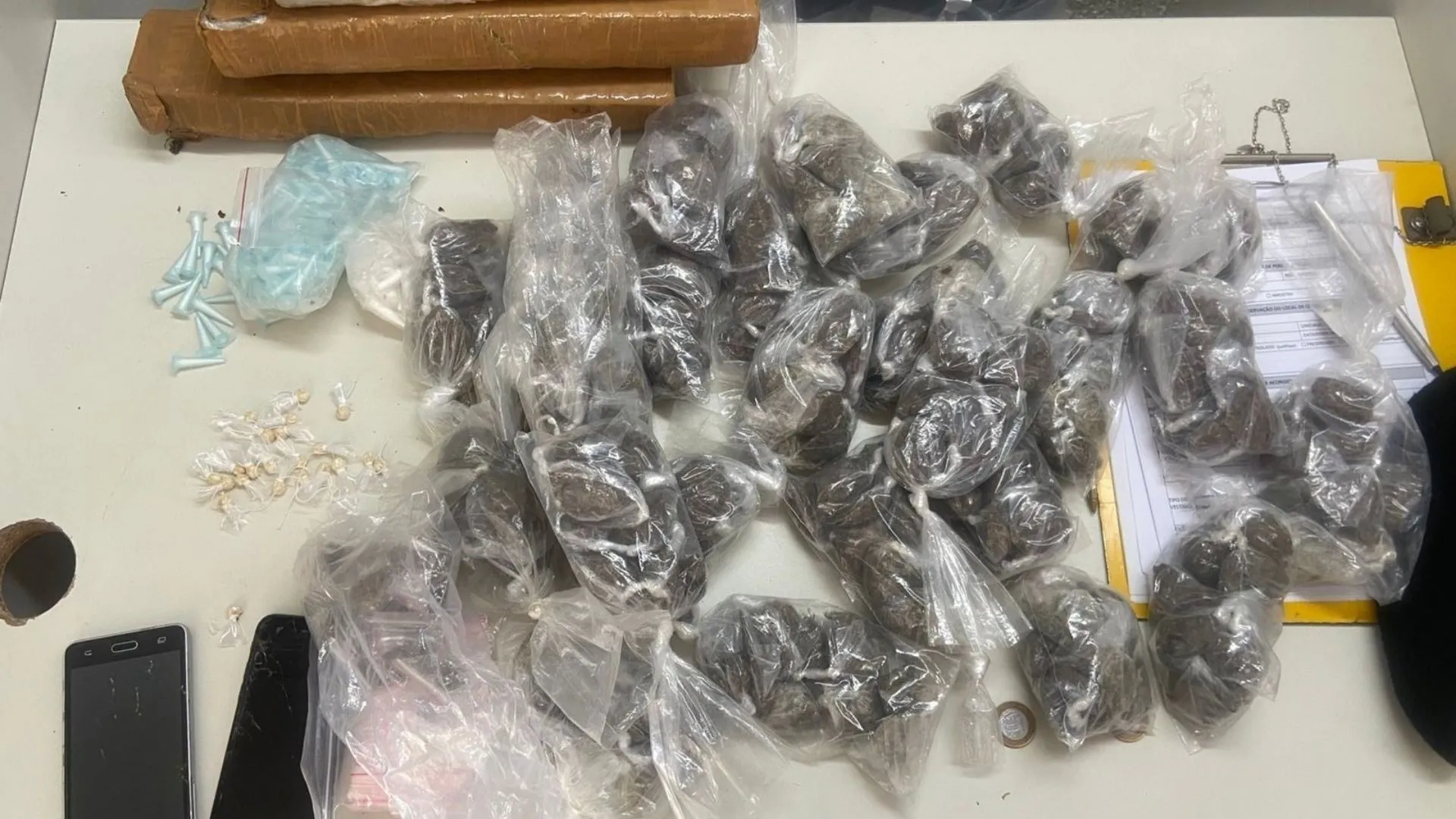 Pmba apreende drogas e prende homem suspeito de tráfico de drogas na Sussuarana