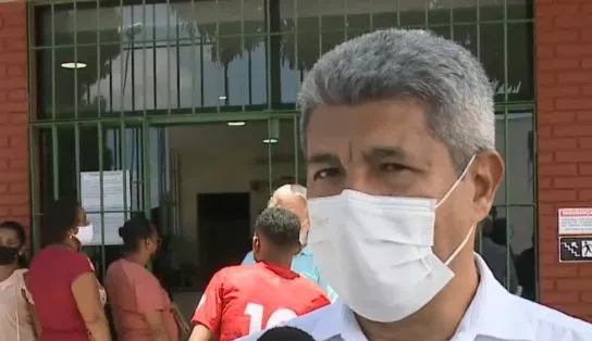 Pais enfrentam filas e falhas no sistema para matrícula na rede estadual de ensino e secretário rebate 