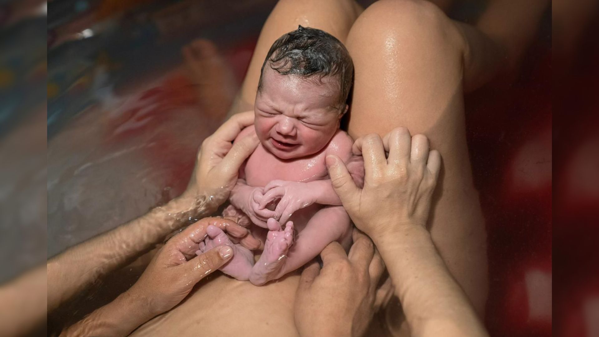 Baiana Ana Victória Otoni venceu concurso internacional com foto de parto