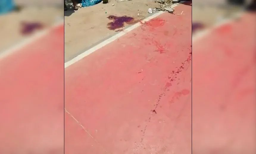 Garçom é morto a facadas no meio da rua em Itapuã; assista