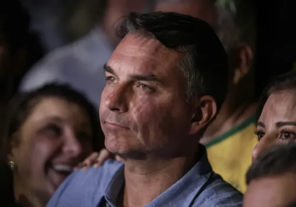 Senador saiu do Brasil ap&oacute;s ser intimado pela PF a entregar passaportes