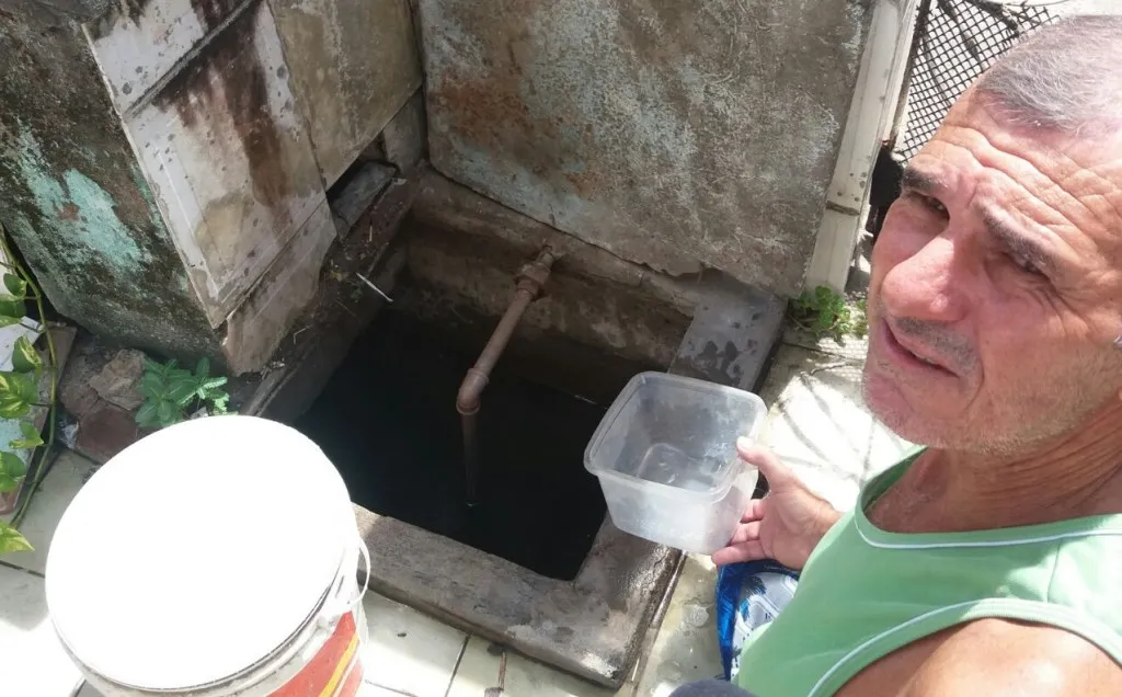 SEM FESTA: Moradores da Liberdade reclamam de falta d’água; Em Paripe, o lixo domina as ruas