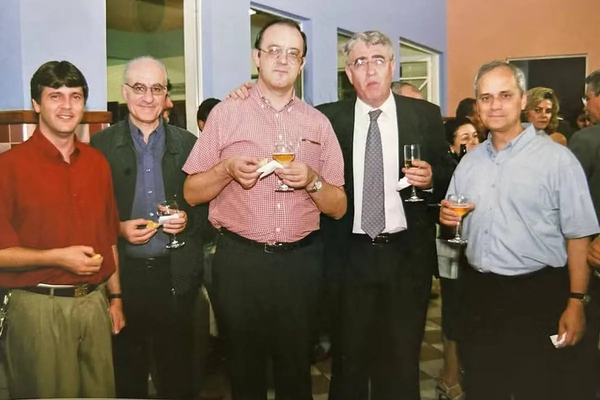 Foto de Robert Prevost, papa Leão XIV, bebendo no Brasil viraliza