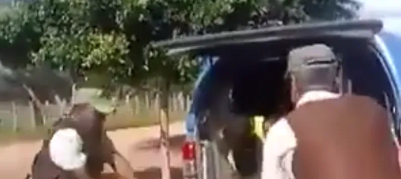 DENÚNCIA: Vídeo mostra PMs agredindo homem dentro de viatura no interior da Bahia; Veja