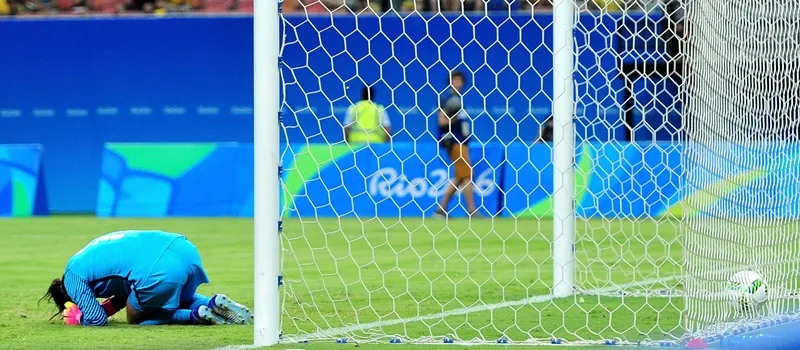 DEU ZIKA: Estados Unidos são eliminados nas quartas e brasileiros não perdoam Hope Solo; Veja reações