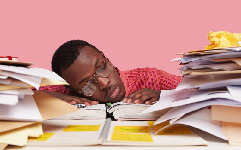 O estudo excessivo e sem pausas prejudica a sa&uacute;de mental ao causar exaust&atilde;o cognitiva, n&iacute;veis elevados de estresse e o esgotamento do sistema nervoso/Foto: Freepik&nbsp;