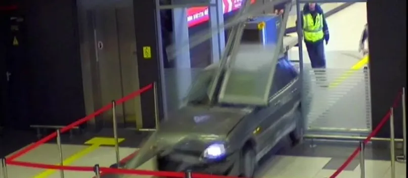 ‘IN LOVE’: Perdidamente apaixonado, motorista bêbado invade aeroporto na Rússia com carro; Veja vídeo