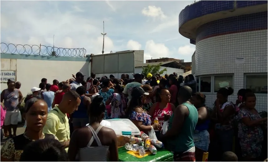 Ambulantes dormem em fila e reclamam de atendimento no cadastramento do Carnaval