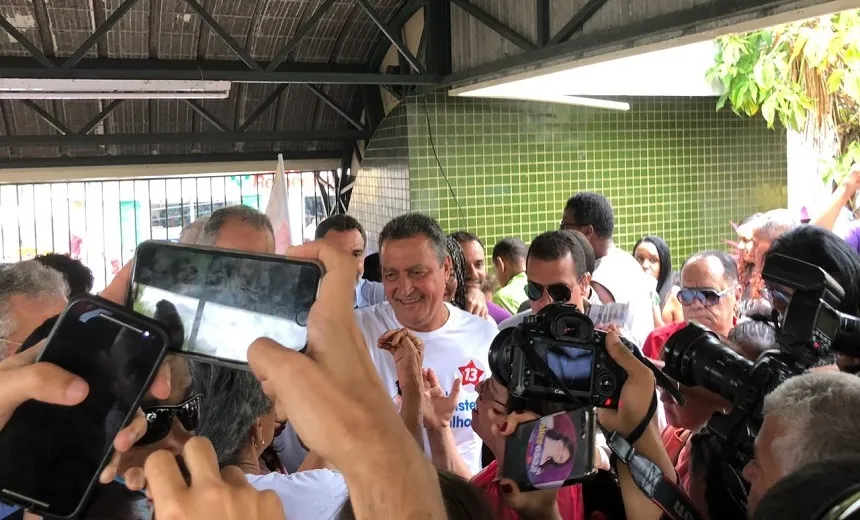 Acompanhado das filhas e primeira-dama, Rui Costa vota no Duque de Caxias