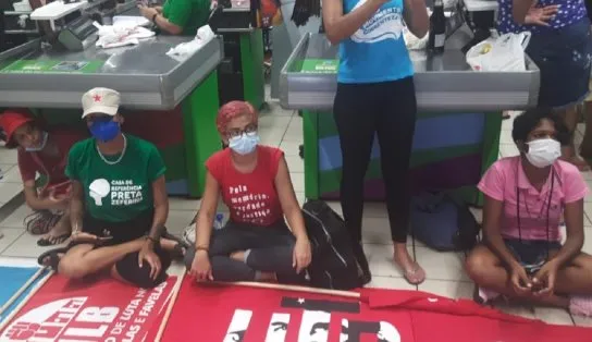 Integrantes do MLB ocupam loja de supermercado e reivindicam doações de 300 cestas básicas, em Salvador 