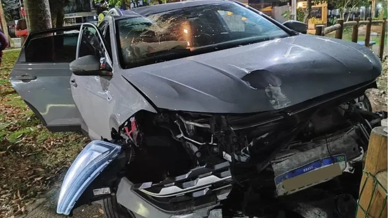 Imagem do carro destruído 
