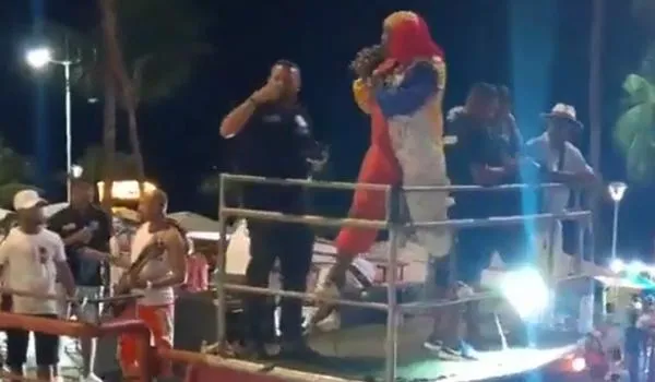 Vídeo! Cantor pede salva de palmas para a PM em Itapuã; "eu não sou Kannário. Ele é maluco" 