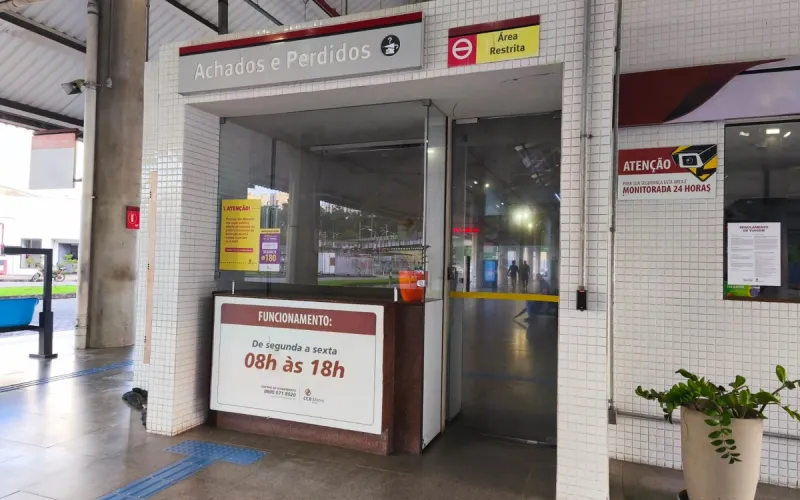 O setor de Achados e Perdidos do Metrô Bahia guarda diariamente uma coleção surpreendente de objetos esquecidos pelos passageiros/Foto: Divulgação/Metrô Bahia