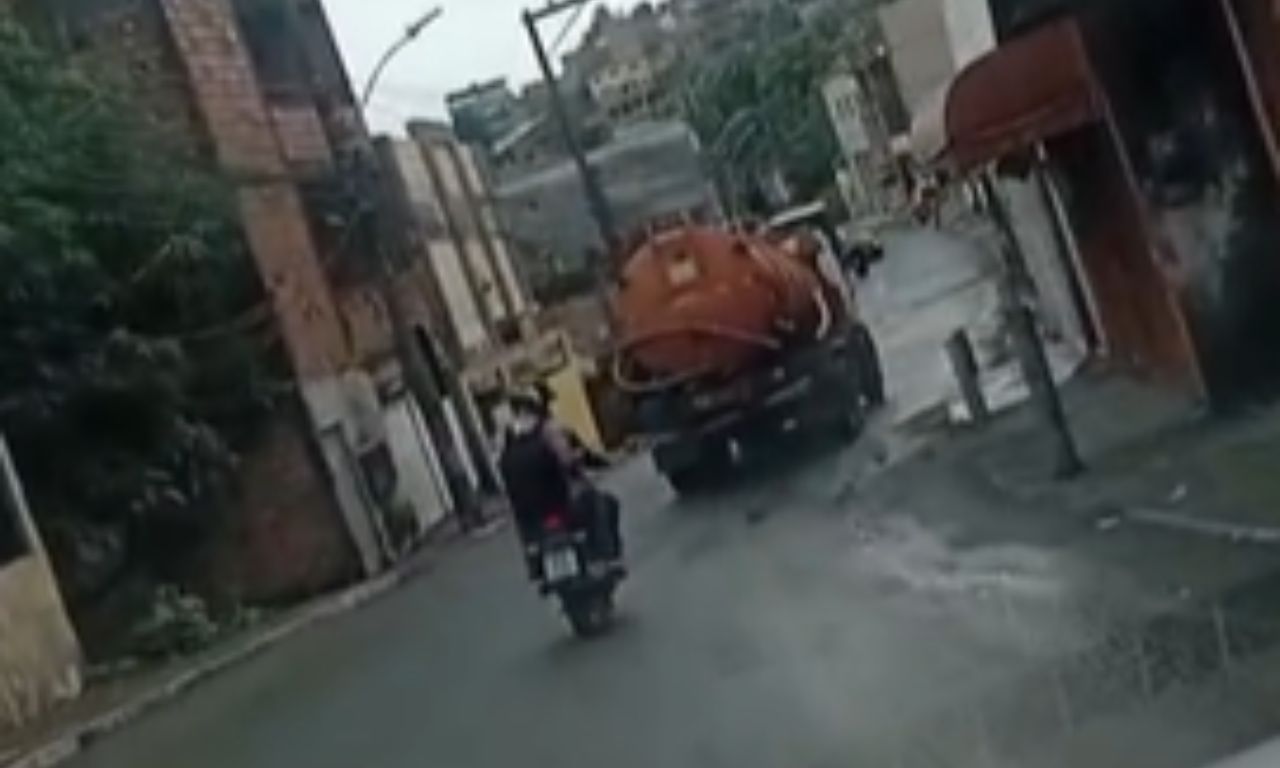 Ex-rodovi&aacute;rio furta caminh&atilde;o limpa-fossa e invade garagem de &ocirc;nibus em Salvador