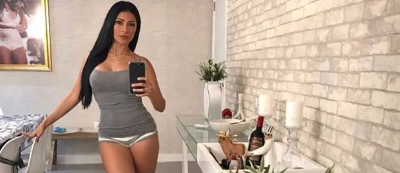 SENSUALIZANDO: De ‘micro’ short e blusa decotada, Simaria deixa fãs ‘loucos’ nas redes sociais