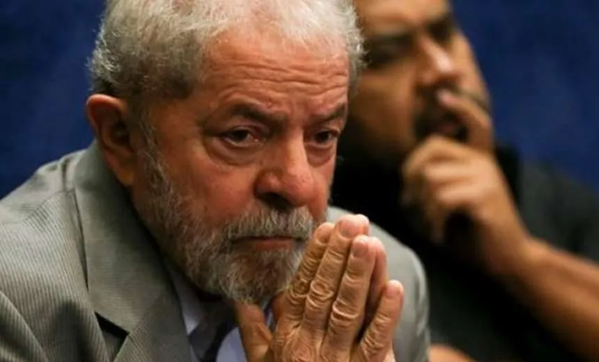 “Lula está revoltado, mas não abatido”, diz advogado após visita