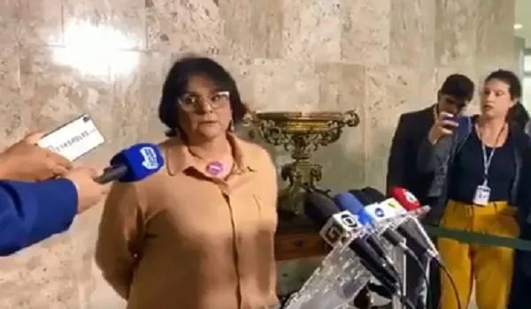 Damares revela que silêncio em coletiva foi encenação: "nenhuma mulher pode ficar sem voz"